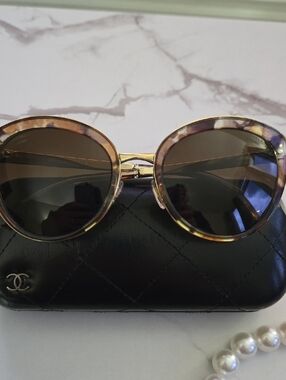 CHANEL Tortoiseshell Round Sunglasses with Gold Plating 18k Authentic 4208